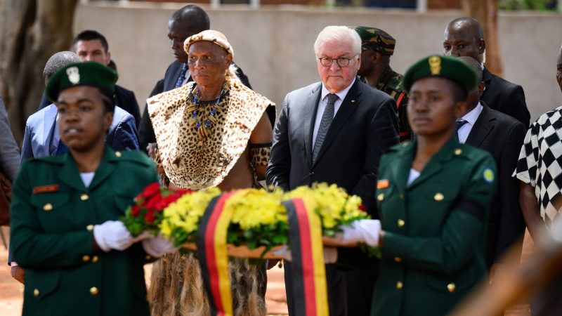 Bundespräsident Frank-Walter Steinmeier legt zusammen mit Nachfahren der Helden des Maji-Maji-Krieges am Denkmal im Memorial Park von Songea einen Kranz nieder.