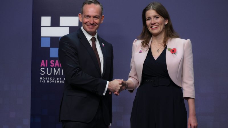 Die britische Technologieministerin  Michelle Donelan (r)  begrüßt Volker Wissing (FDP), Minister für Digitales und Verkehr, auf dem KI-Sicherheitsgipfel.