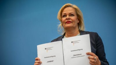 Bundesinnenministerin Nancy Faeser hält in Berlin zwei Verbotsverfügungen in den Händen. Sie hat die islamistische Palästinenserorganisation Hamas und das pro-palästinensische Netzwerk Samidoun verboten.