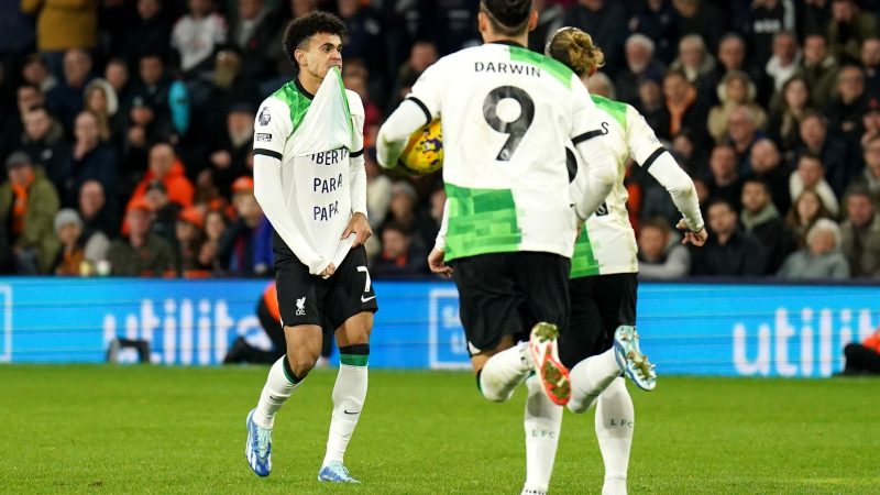 Liverpools Luis Díaz (l) zeigte nach seinem Tor ein T-Shirt mit der Aufschrift: «Freiheit für Papa».