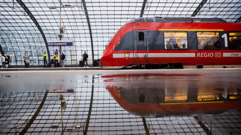 Ein Regionalzug fährt am Berliner Hauptbahnhof ein.