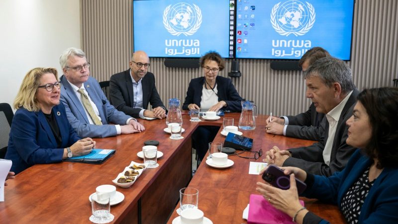 Bundesentwicklungsministerin Svenja Schulze (l) im Gespräch mit UNWRA-Generalkommissar Philippe Lazzarini.