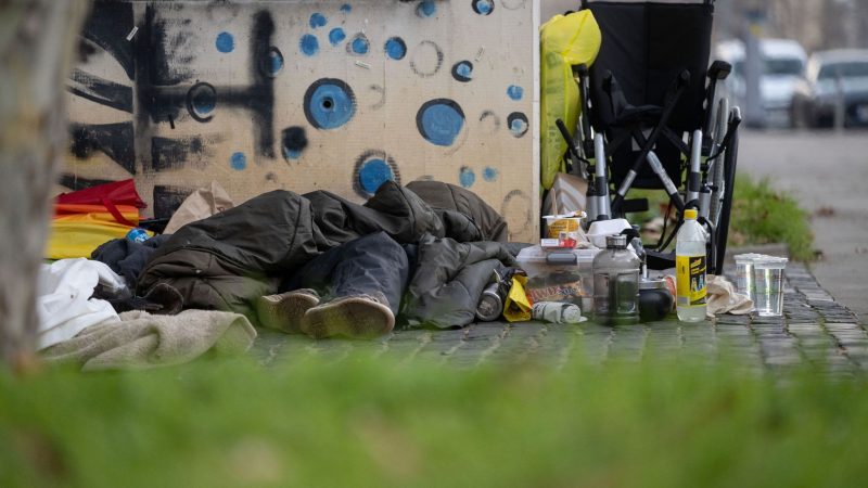 Eine Person liegt in der Innenstadt unter einem Schlafsack. Die Zahl der Wohnungslosen in Deutschland ist neuen Berechnungen zufolge im vergangenen Jahr deutlich gestiegen.