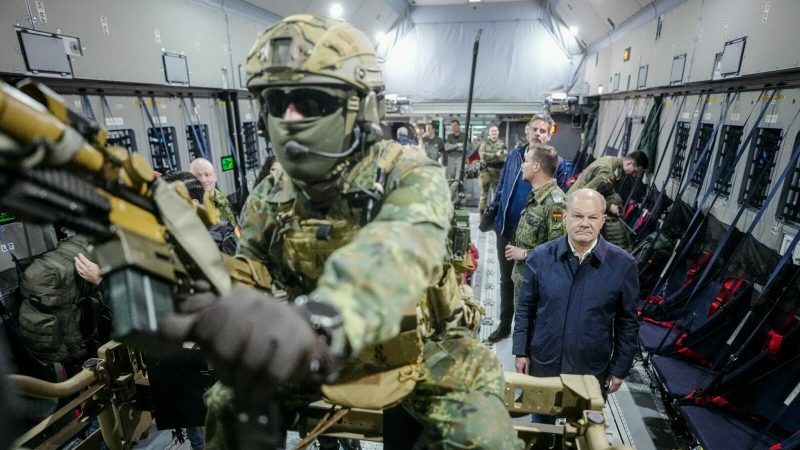 Bundeskanzler Olaf Scholz während einer Fähigkeitsdemonstration der Territorialen Verfügungsgruppe auf dem Militärflughafen Köln-Wahn.