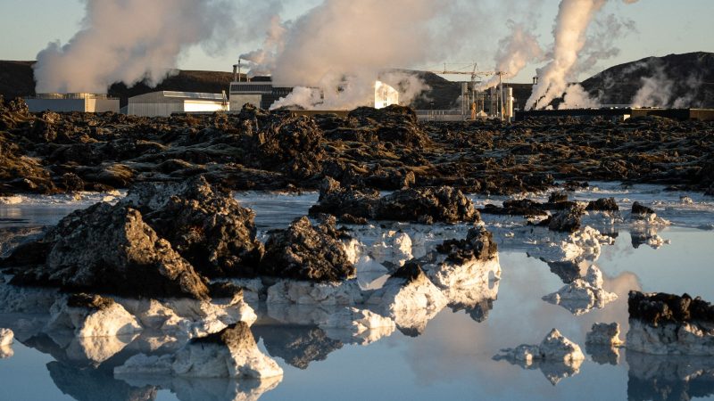 Neben der Blauen Lagune steigt Dampf vom geothermische Kraftwerk Grindavik auf.