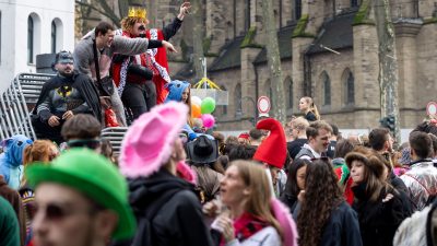 „Kölle Alaaf! Kölle Schalom!“ – Karnevalsauftakt in Köln