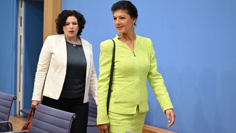 Die ehemalige Linken-Vorsitzende Amira Mohamed Ali (l) und die Politikerin Sahra Wagenknecht.