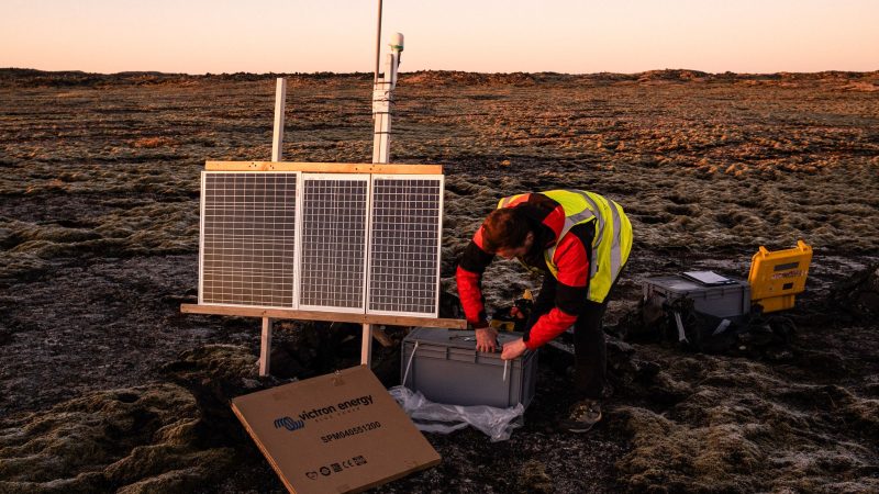 Der seismische Geologe Tom Winder arbeitet bei Grindavik an einem Seismographen.