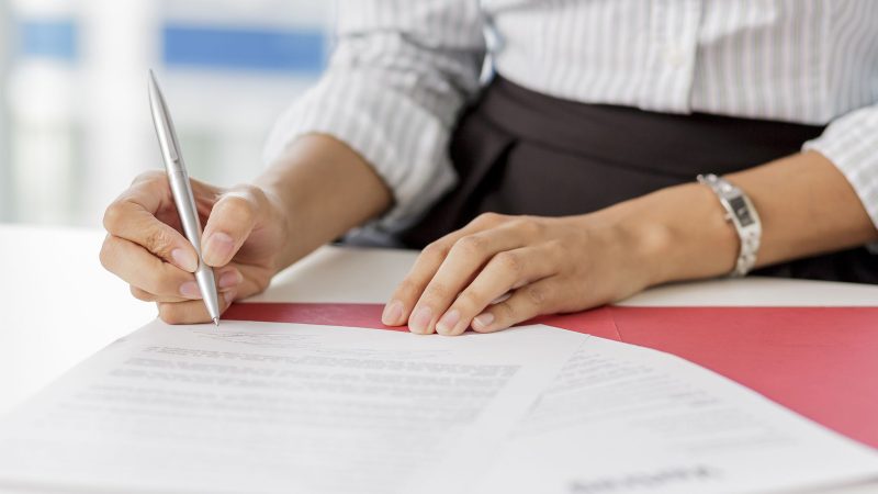 Besonders neue Mitarbeiter sind von befristeten Arbeitsverträgen betroffen. Allein 2021 waren rund 60 Prozent der Neueinstellungen im öffentlichen Dienst befristet. (Symbolbild)