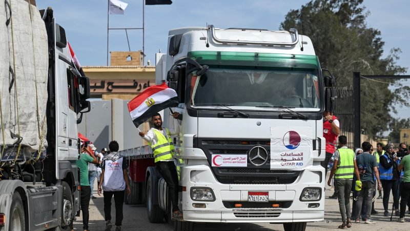 Lastwagen eines Hilfskonvois am Grenzübergang Rafah. Erstmals ist auch ein Tankwagen mit Treibstoff in den Gazastreifen eingefahren. (Symbolbild)