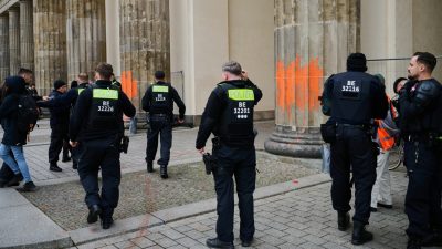 Brandenburger Tor erneut mit Farbe beschmiert