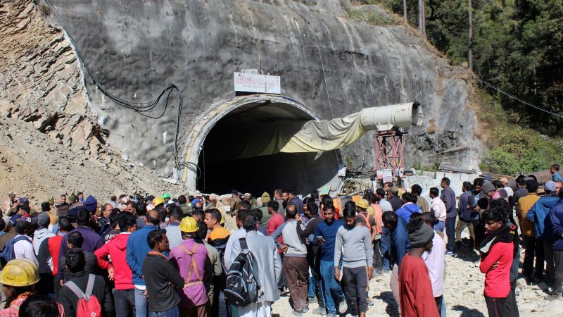 Seit einigen Tagen versuchen Rettungskräfte in Indien, breite Rohre durch die Trümmer zu bohren, um die  Arbeiter zu befreien.